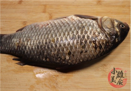 Đánh vảy cá đừng chỉ dùng dao thêm một dụng cụ trong nhà sẽ nhanh sạch không sợ đứt tay - 1
