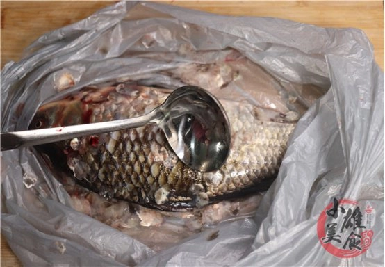 Đánh vảy cá đừng chỉ dùng dao thêm một dụng cụ trong nhà sẽ nhanh sạch không sợ đứt tay - 4
