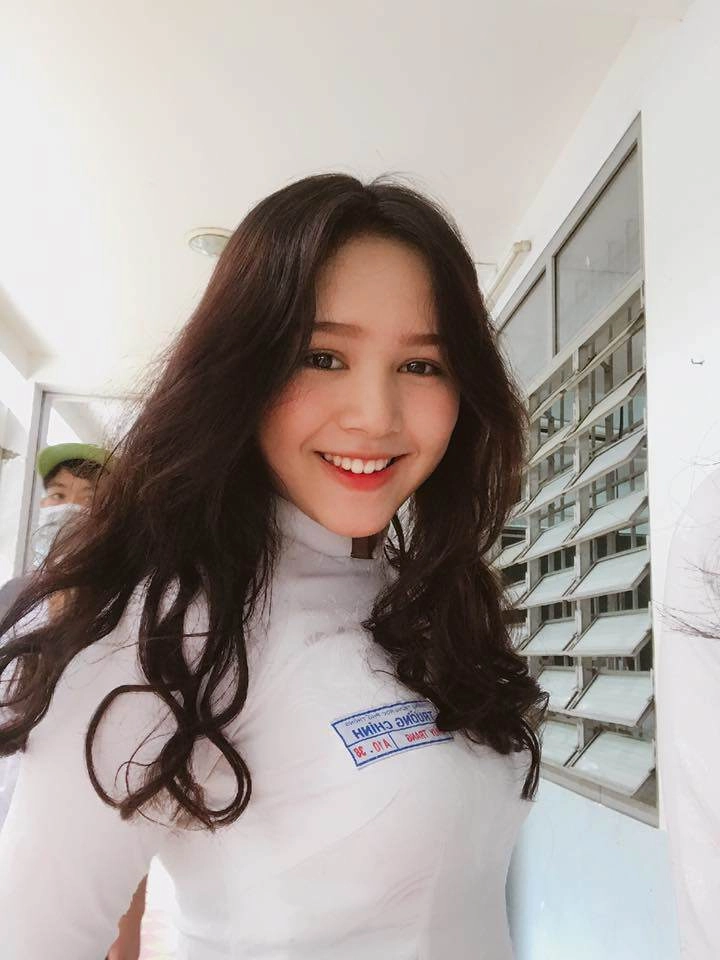 Đến trường diện áo dài kín đáo ngoan hiền ngờ đâu ở nhà 10x là mỹ nữ mặc hở bạo - 1
