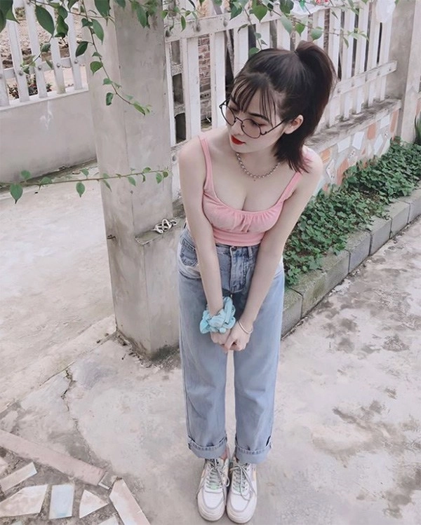 Đeo kính cận dễ thương hotgirl từng giả làm xe ôm công nghệ vẫn có ba vòng đẹp mướt mắt - 6