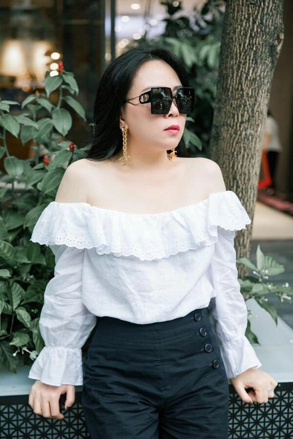 Diện cây đồ đen phượng chanel vẫn nổi bật bởi thiết kế trễ nải khoe ngực đầy quyến rũ - 6