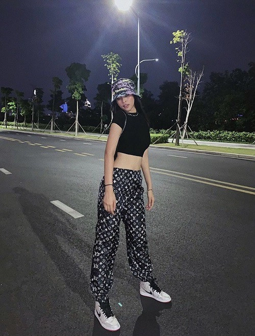 Diện shorts ngắn cũn cỡn khoe mông cong tiểu vy lăng xê lại mốt quần katun siêu hot một thời - 4