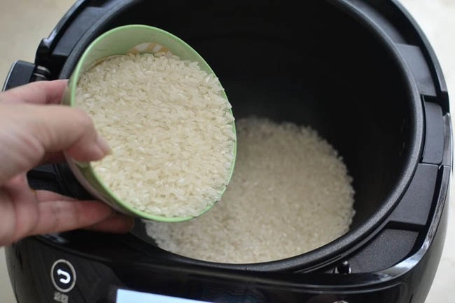 Đổ nguyên liệu cùng gạo vào nồi cơm điện nửa tiếng sau cả nhà lại được món ngon nhớ đời - 1