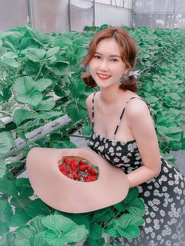 Du lịch chung dàn mỹ nhân làng yên - cô gái nhà người ta thi nhau đọ dáng gợi cảm - 3