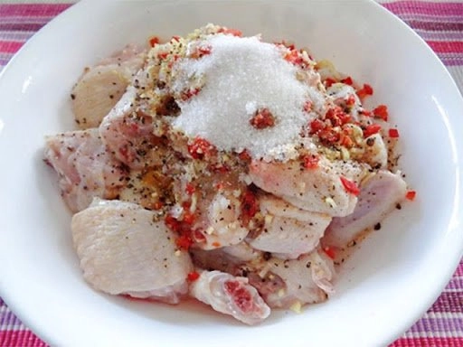 Gà kho sả ớt ngon chuẩn vị cả nhà đều mê với cách làm đơn giản - 3