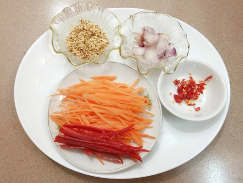 Gỏi mướp đắng tai heo giòn ngon - 4