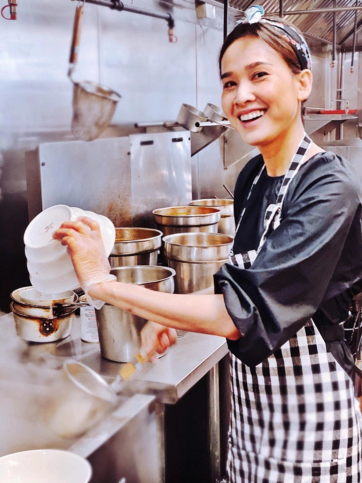Hoa hậu dương mỹ linh bán phở ở mỹ nhưng dân mạng lo lắng 2 điều này cho cô - 1