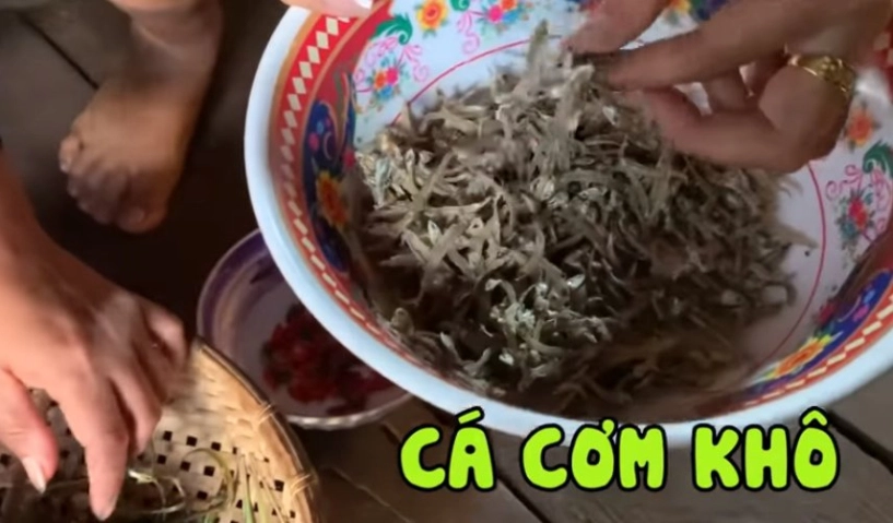 Hoa hậu hhen niê ăn nồi cháo lúc nhúc toàn kiến - 5
