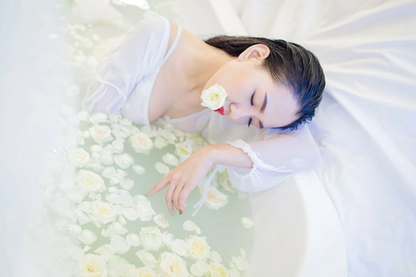 Học cung tần mỹ nữ thời xưa hari won tắm bằng cánh hoa để da bật tông trắng nõn nà - 13