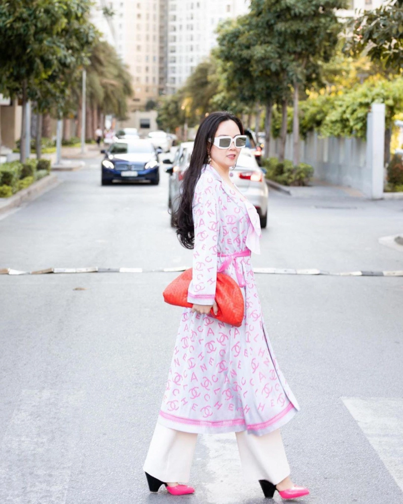 Khéo như bà bầu đông nhi mang giày đụng hàng phượng chanel ngọc trinh để bảo vệ em bé - 5