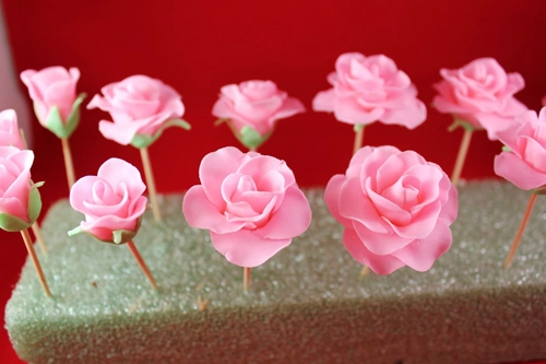 Khéo tay làm hoa hồng từ fondant - 12