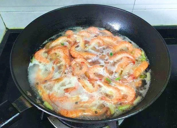 Khi nấu tôm đừng chỉ cho gừng mà thêm 1 nguyên liệu giúp tôm ngon hết mùi tanh - 1