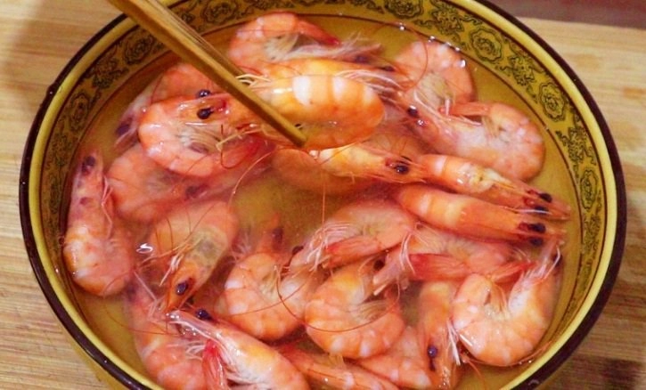 Khi nấu tôm đừng chỉ cho gừng mà thêm 1 nguyên liệu giúp tôm ngon hết mùi tanh - 2