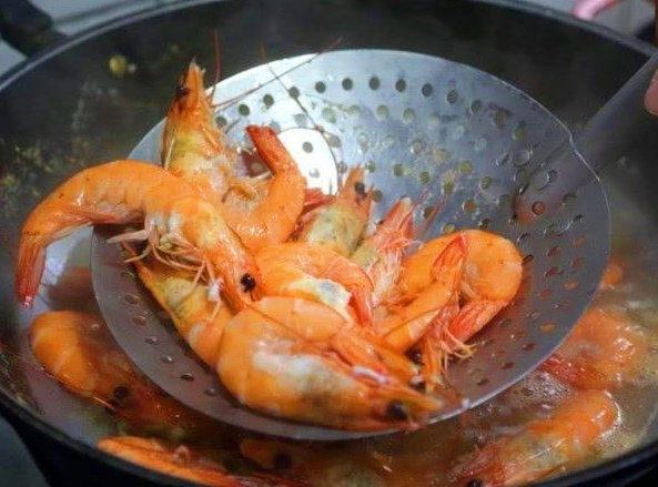 Khi nấu tôm đừng chỉ cho gừng mà thêm 1 nguyên liệu giúp tôm ngon hết mùi tanh - 3