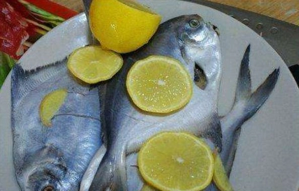 Không cần dùng giấm hay rượu khử tanh chỉ cần rút sợi này khi mổ cá sẽ hết mùi - 4