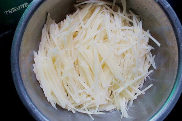 Không xào hay nấu canh đem khoai tây làm bánh kiểu này 5 phút là có ngay bữa sáng - 1