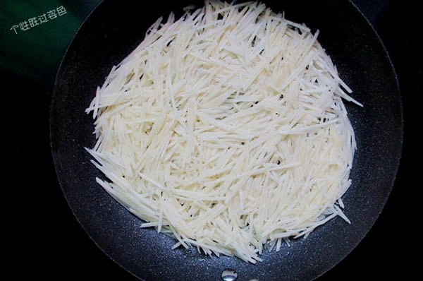 Không xào hay nấu canh đem khoai tây làm bánh kiểu này 5 phút là có ngay bữa sáng - 2