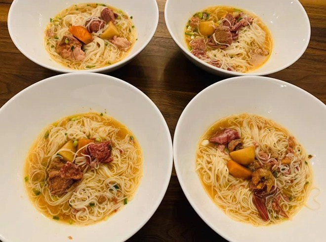 Kín tiếng bao năm hoa hậu nguyễn thị huyền giờ chăm khoe tài nấu ăn cho cả đàn con - 2
