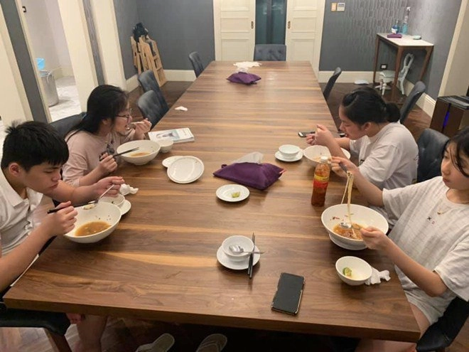 Kín tiếng bao năm hoa hậu nguyễn thị huyền giờ chăm khoe tài nấu ăn cho cả đàn con - 3