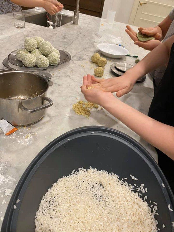 Kín tiếng bao năm hoa hậu nguyễn thị huyền giờ chăm khoe tài nấu ăn cho cả đàn con - 24