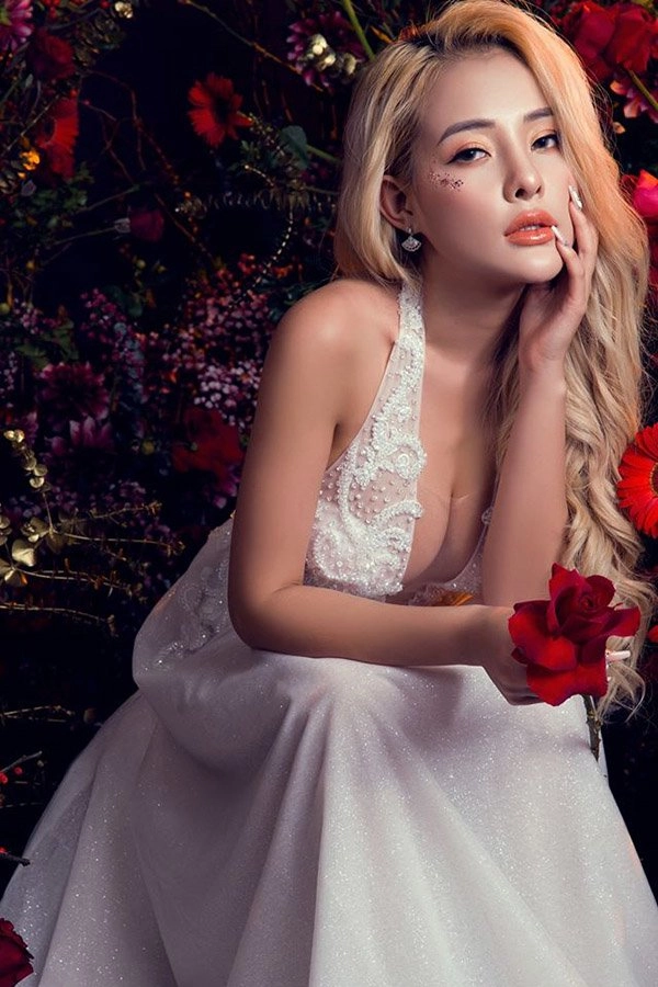 Lại đăng hình diện váy cô dâu với cổ khoét sâu hoắm ngân 98 hẳn muốn cưới lắm rồi - 2