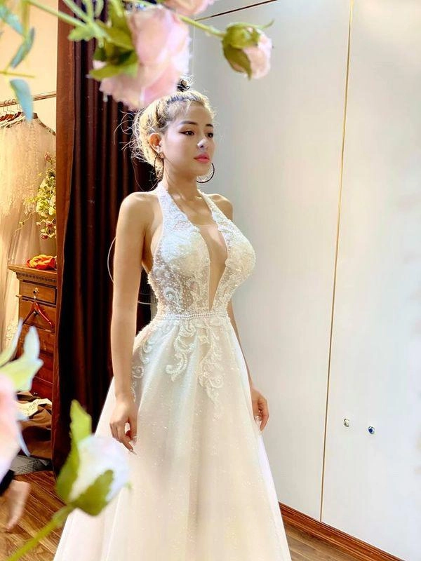 Lại đăng hình diện váy cô dâu với cổ khoét sâu hoắm ngân 98 hẳn muốn cưới lắm rồi - 4