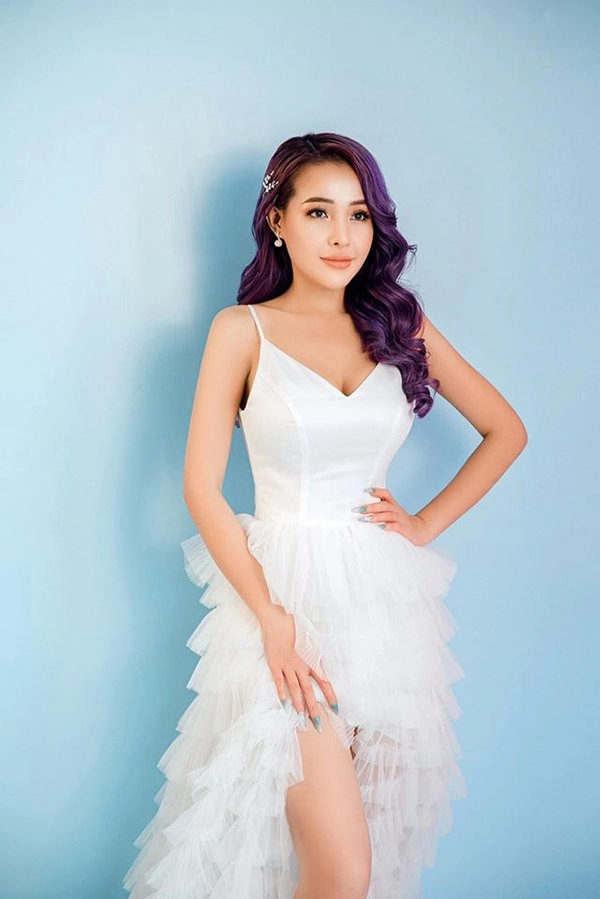 Lại đăng hình diện váy cô dâu với cổ khoét sâu hoắm ngân 98 hẳn muốn cưới lắm rồi - 5