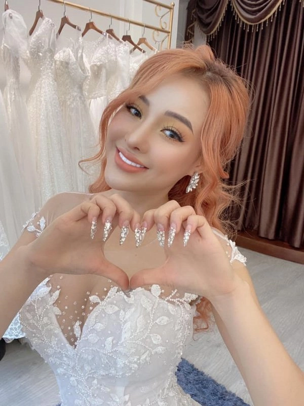 Lại đăng hình diện váy cô dâu với cổ khoét sâu hoắm ngân 98 hẳn muốn cưới lắm rồi - 7