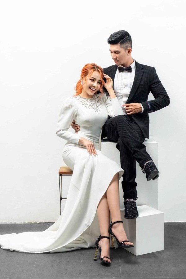 Lại đăng hình diện váy cô dâu với cổ khoét sâu hoắm ngân 98 hẳn muốn cưới lắm rồi - 10