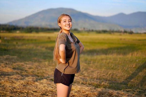 Lại đăng hình diện váy cô dâu với cổ khoét sâu hoắm ngân 98 hẳn muốn cưới lắm rồi - 17
