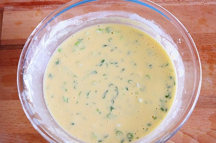 Làm bánh trứng hành kiểu này không lo con thiếu chất bổ dưỡng hơn uống thuốc nhiều lần - 3