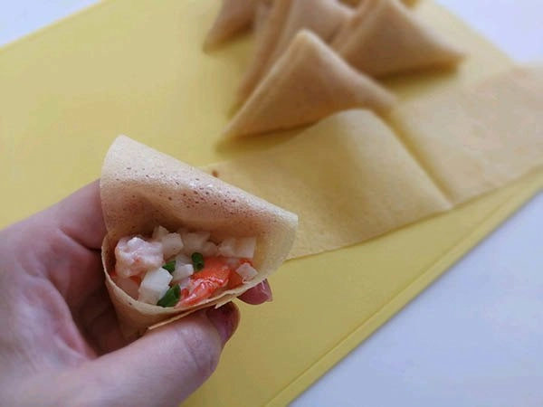 Làm nem hải sản kiểu này chồng con ăn ngon không còn thừa một cái - 5