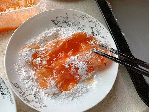 Làm ức gà tẩm bột nướng vừa ngon lại giòn nhưng chẳng bị khô khiến chồng mê con thích - 2