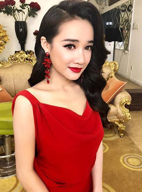 Lỡ phạm một điểm sai lầm makeup hương giang đứng cạnh lâm vỹ dạ không biết ai chị ai em - 12