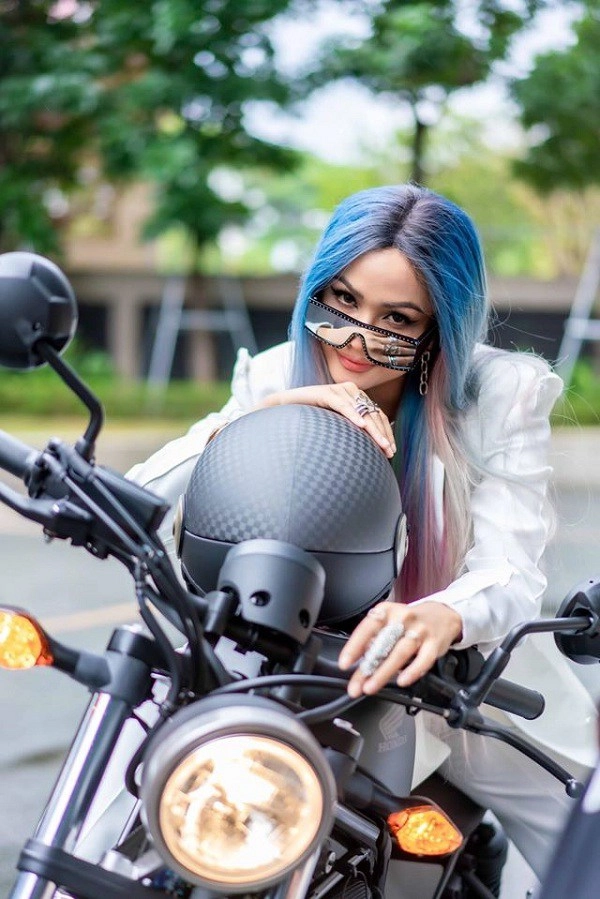 Luôn có hình ảnh giản dị hhen niê lại chuyển nhuộm tóc nhiều màu chất chơi đầy cá tính - 1