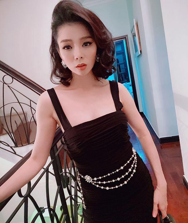 Manh dan đoi toc mai nhung guong mat bup be va chiec cam nhon cua le quyen moi đang soi - 9