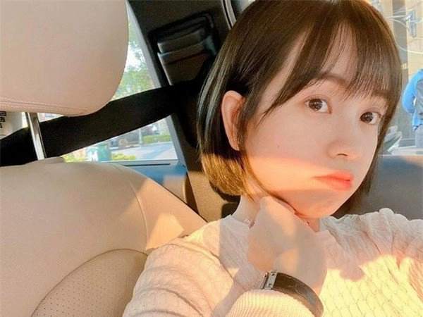Mới cắt tóc ngắn một thời gian ly kute đã đi nối tóc tìm lại hình tượng duyên dáng - 1
