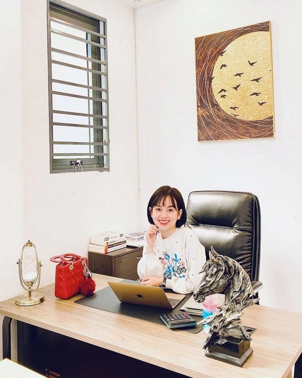 Mới cắt tóc ngắn một thời gian ly kute đã đi nối tóc tìm lại hình tượng duyên dáng - 2
