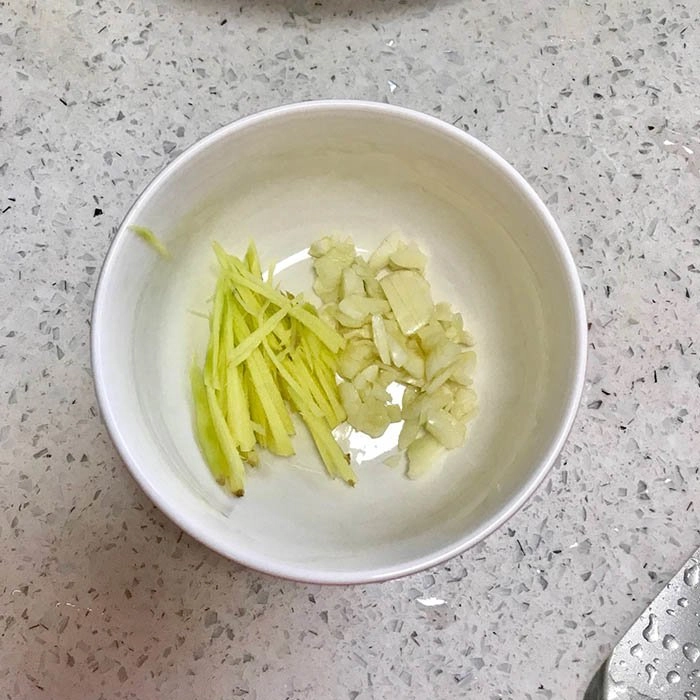 Mùa hè làm ngay gà xé phay trộn cay cho ông xã nhậu chơi - 2