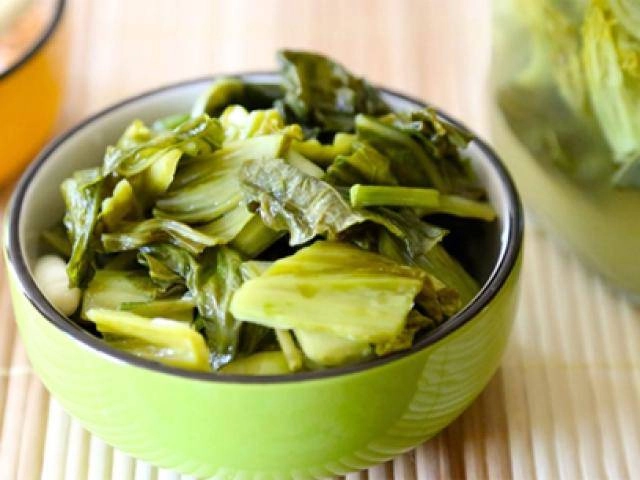 Mùa rau cải muối dưa chua theo cách này sẽ vàng ruộm thơm ngon để lâu không lo khú hỏng - 9