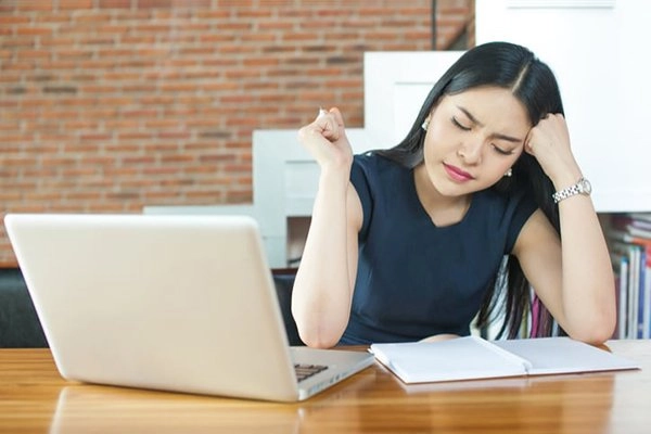 Mùa rụng tóc mà vẫn duy trì 8 thói quen này bảo sao mái tóc cứ ngày một mỏng dính - 1