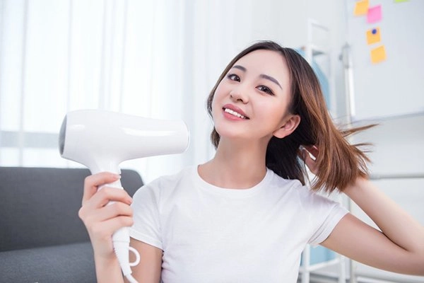 Mùa rụng tóc mà vẫn duy trì 8 thói quen này bảo sao mái tóc cứ ngày một mỏng dính - 4