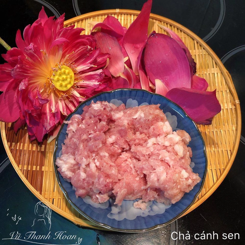 Mua sen về cắm vợ đảm nhân tiện làm thêm chả cánh sen ngon lạ đãi chồng - 2