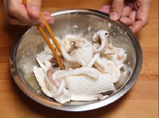 Mực xào chua ngọt ngon mà cách làm đơn giản cả nhà ai cũng thích - 3