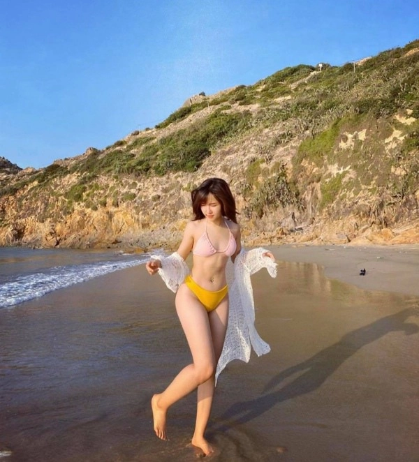 Mỹ nhân ngực tấn công mông phòng thủ khoe dáng cuốn hút với bikini làm dân tình say mê - 4