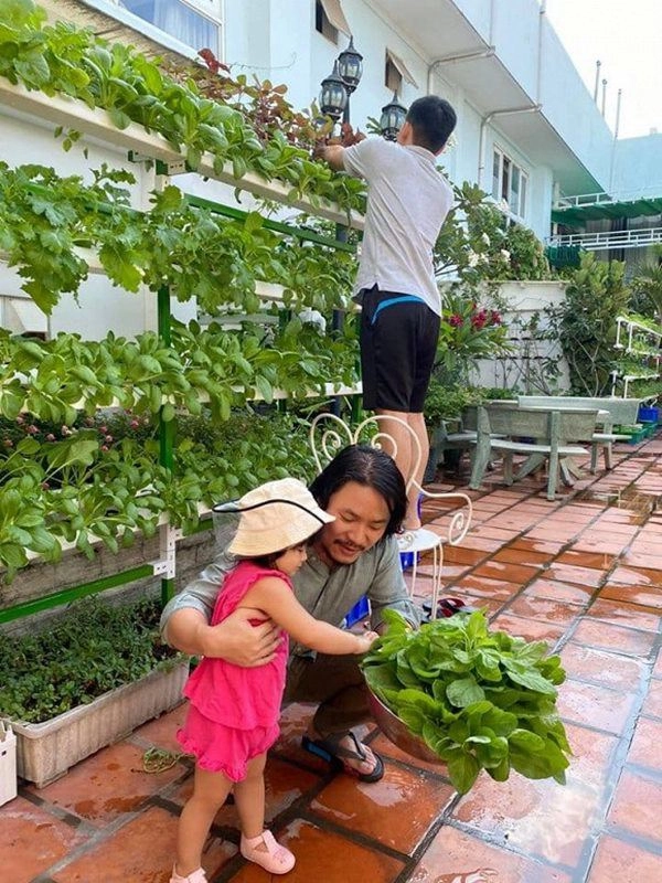 Nam đạo diễn lấy vợ doanh nhân đầu tư làm vườn rau tốt ngồn ngộn vẫn nói không đủ ăn - 5