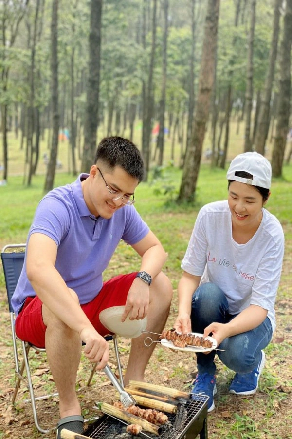 Nàng hậu bình thường ăn diện lộng lẫy đến khi gặp chồng sắp cưới lại ăn mặc như con trai - 1