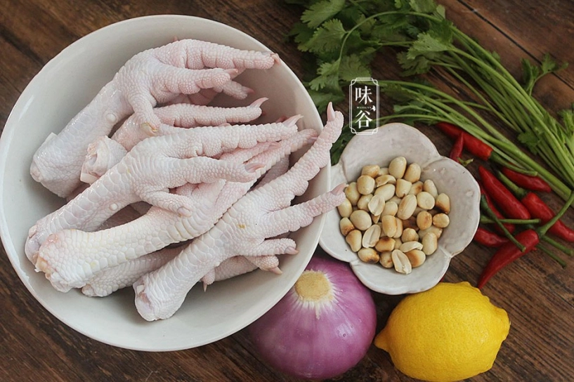 Nắng nóng chẳng thèm gì vợ làm nộm chân gà kiểu này chồng con ăn ngay lập tức - 1