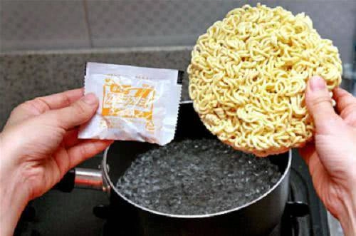 Nấu mì tôm cho mì hay gói gia vị vào trước nhiều người làm sai nên không ngon - 1