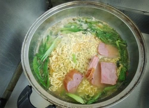 Nấu mì tôm cho mì hay gói gia vị vào trước nhiều người làm sai nên không ngon - 4